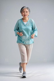 跑步的老年女性人物图片